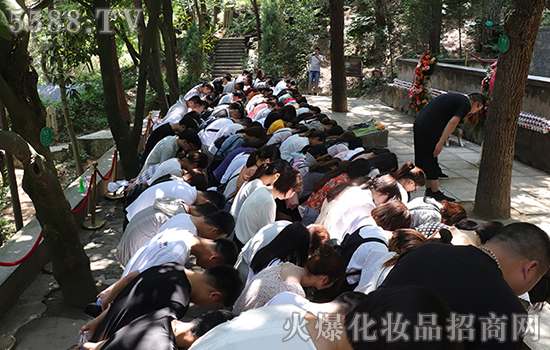 火爆網(wǎng)何總和全體員工三鞠躬緬懷將軍 火爆網(wǎng)何總和全體員工三鞠躬緬懷將軍