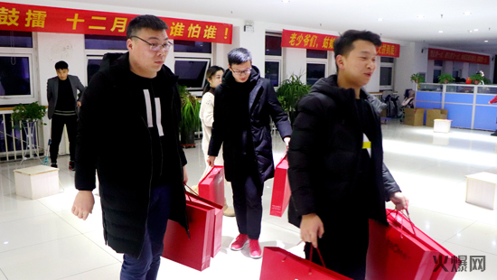 玉豬辭舊歲,金鼠報(bào)春歸!心系員工,情暖冬日,火爆網(wǎng)新年好禮大派送!2 玉豬辭舊歲,金鼠報(bào)春歸!心系員工,情暖冬日,火爆網(wǎng)新年好禮大派送!