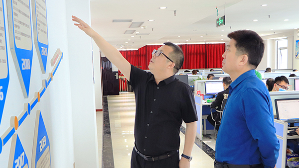 熱烈歡迎石佛園區(qū)運(yùn)營(yíng)中心魏主任一行蒞臨火爆網(wǎng)參觀指導(dǎo)!1 熱烈歡迎石佛園區(qū)運(yùn)營(yíng)中心魏主任一行蒞臨火爆網(wǎng)參觀指導(dǎo)!1