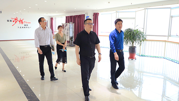 熱烈歡迎石佛園區(qū)運(yùn)營(yíng)中心魏主任一行蒞臨火爆網(wǎng)參觀指導(dǎo)!2 熱烈歡迎石佛園區(qū)運(yùn)營(yíng)中心魏主任一行蒞臨火爆網(wǎng)參觀指導(dǎo)!2