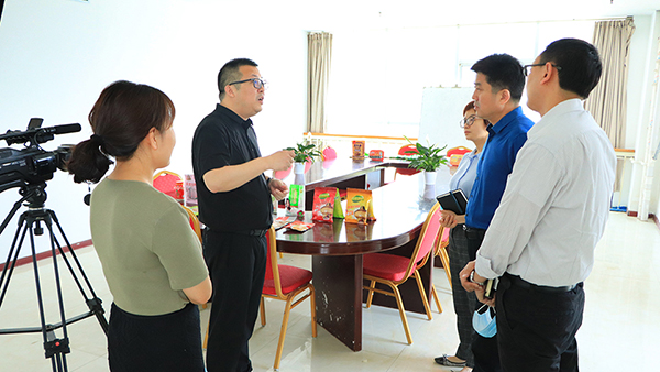 熱烈歡迎石佛園區(qū)運(yùn)營(yíng)中心魏主任一行蒞臨火爆網(wǎng)參觀指導(dǎo)!4 熱烈歡迎石佛園區(qū)運(yùn)營(yíng)中心魏主任一行蒞臨火爆網(wǎng)參觀指導(dǎo)!4