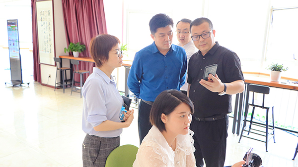 熱烈歡迎石佛園區(qū)運(yùn)營(yíng)中心魏主任一行蒞臨火爆網(wǎng)參觀指導(dǎo)!5 熱烈歡迎石佛園區(qū)運(yùn)營(yíng)中心魏主任一行蒞臨火爆網(wǎng)參觀指導(dǎo)!5