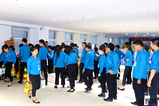 火爆家人領(lǐng)取中秋禮品 火爆家人領(lǐng)取中秋禮品