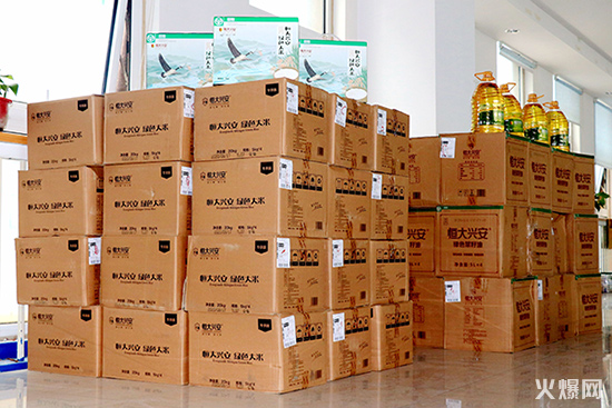 火爆網(wǎng)為員工發(fā)放雙節(jié)福利 火爆網(wǎng)為員工發(fā)放雙節(jié)福利